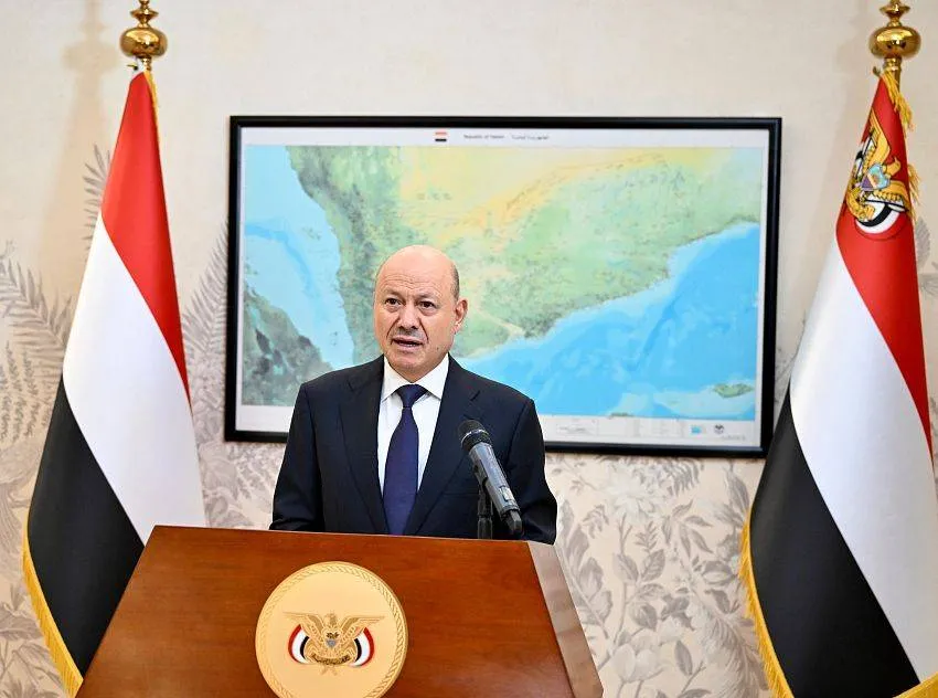 العليمي يدعو لالتحام شامل بمعركة استعادة مؤسسات الدولة وإنهاء الانقلاب