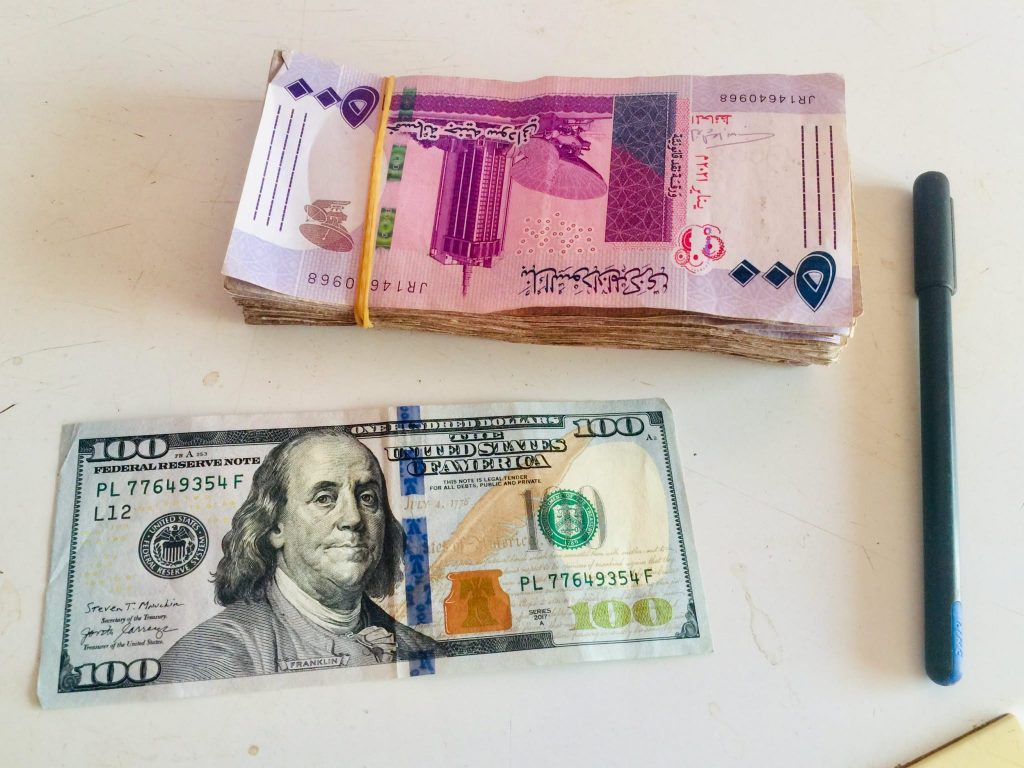 الجنيه السوداني يسجل تراجعا حادا مقابل الدولار