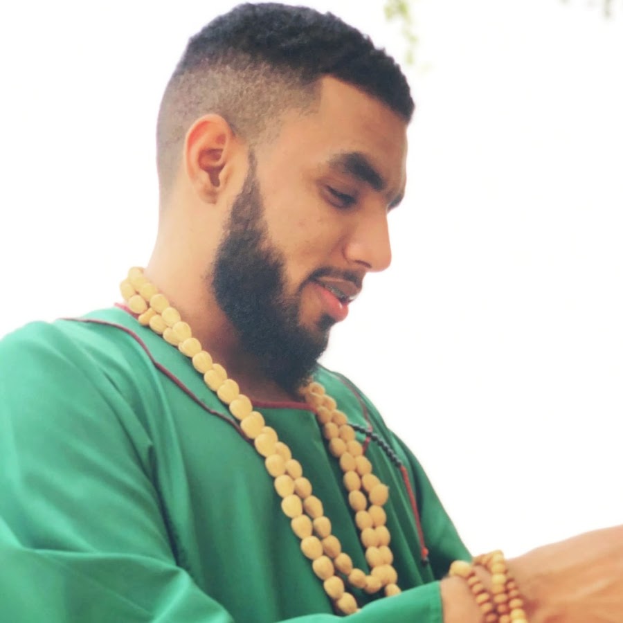 شاهد بالفيديو.. شيخ الطريقة يردم مذيعة وممثلة سودانية حسناء: بتسكر في اللايف وعاملة زمام في لسانها زي البنات الما كويسات والبهبش طرفنا يستحمل قرفنا