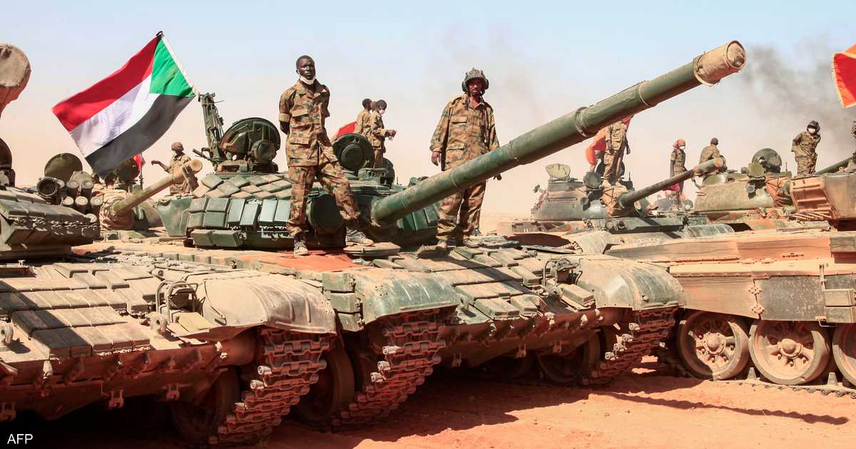 بالفيديو.. شاهد لحظة قصف الجيش لسيارات تابعة للدعم السريع بغرب دارفور وأحد أفراد المليشيا يوثق المشهد ويظهر حالة الرعب التي أصابت الجنود