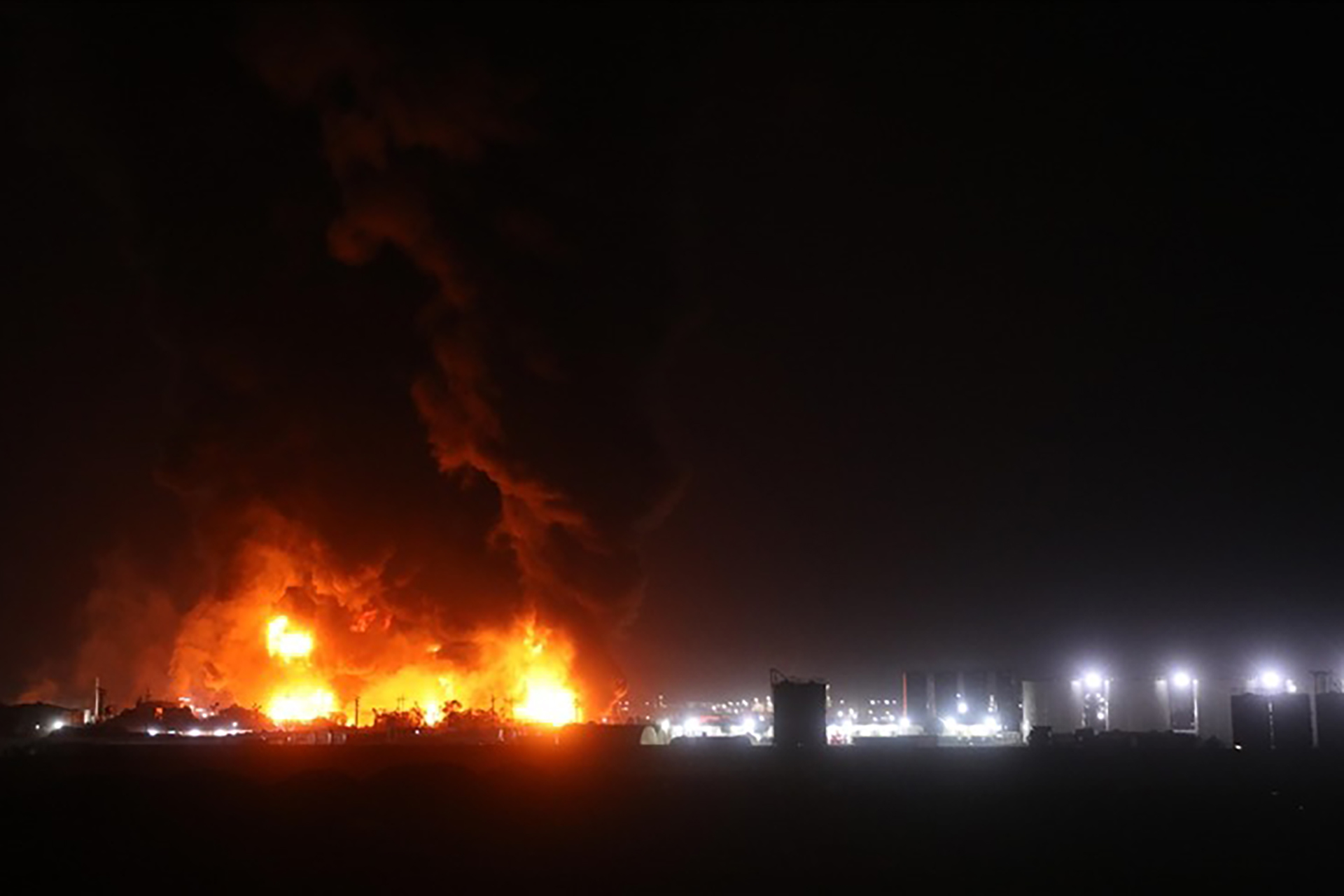 الهجمات على الخليج.. حريق بمصفاة بالكويت والسعودية تدمر 20 مسيرة