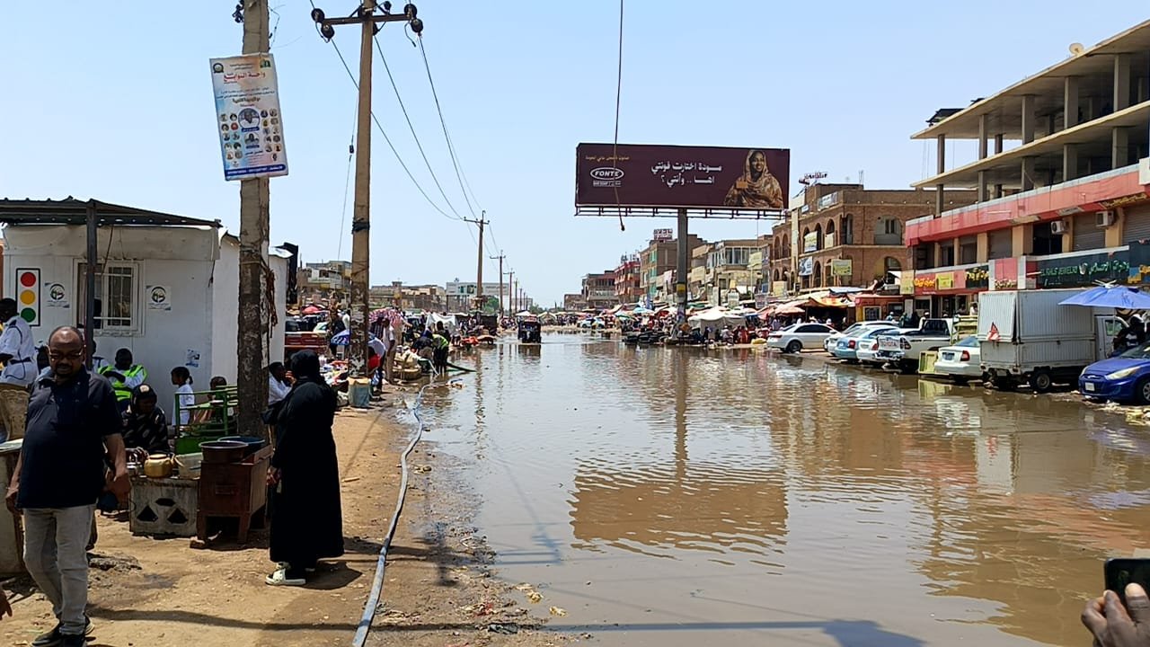 استنفار للتجفيف.. أمطار الخرطوم تحرك الطوارئ  