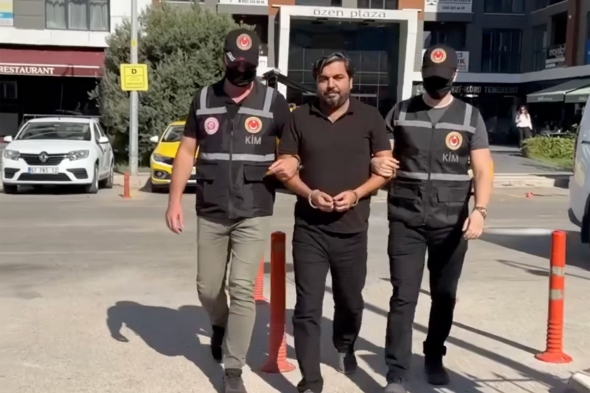 شاهد.. إحباط محاولة هروب يوتيوبر تركي عرف بتحريضه ضد اللاجئين