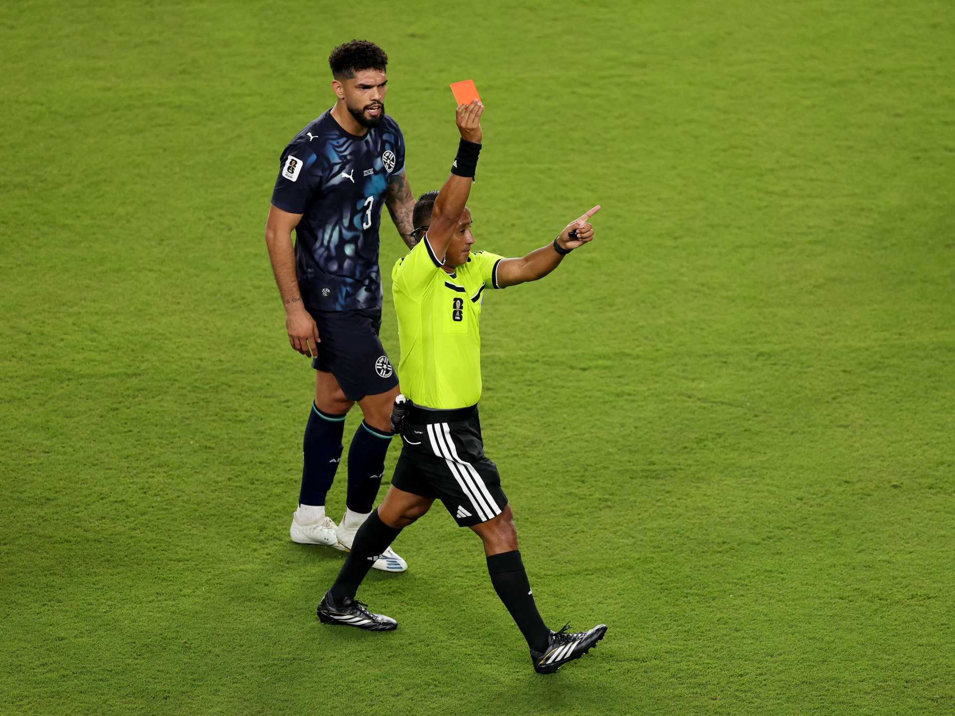 شاهد.. ألميرون لاعب باراغواي أول ضحايا القاعدة الجديدة للفيفا