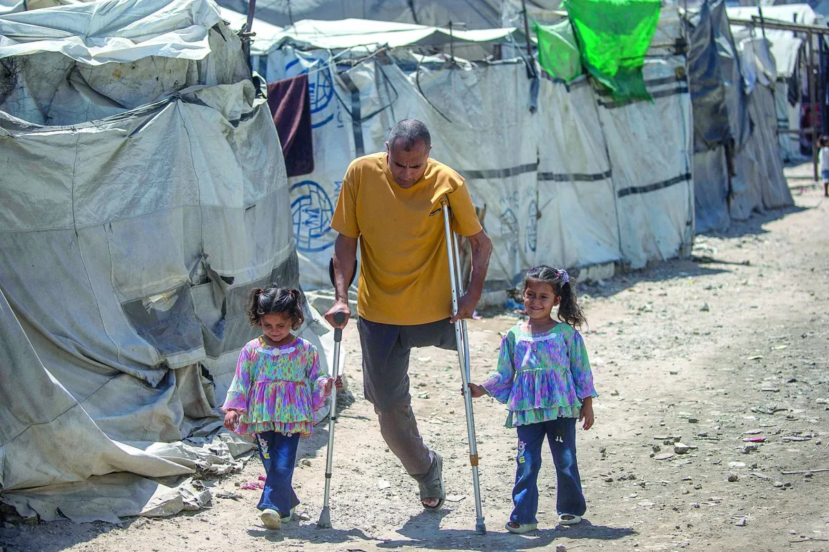 غزة تبني بيوتا من الطين والركام... بحثا عن مأوى وسط الدمار