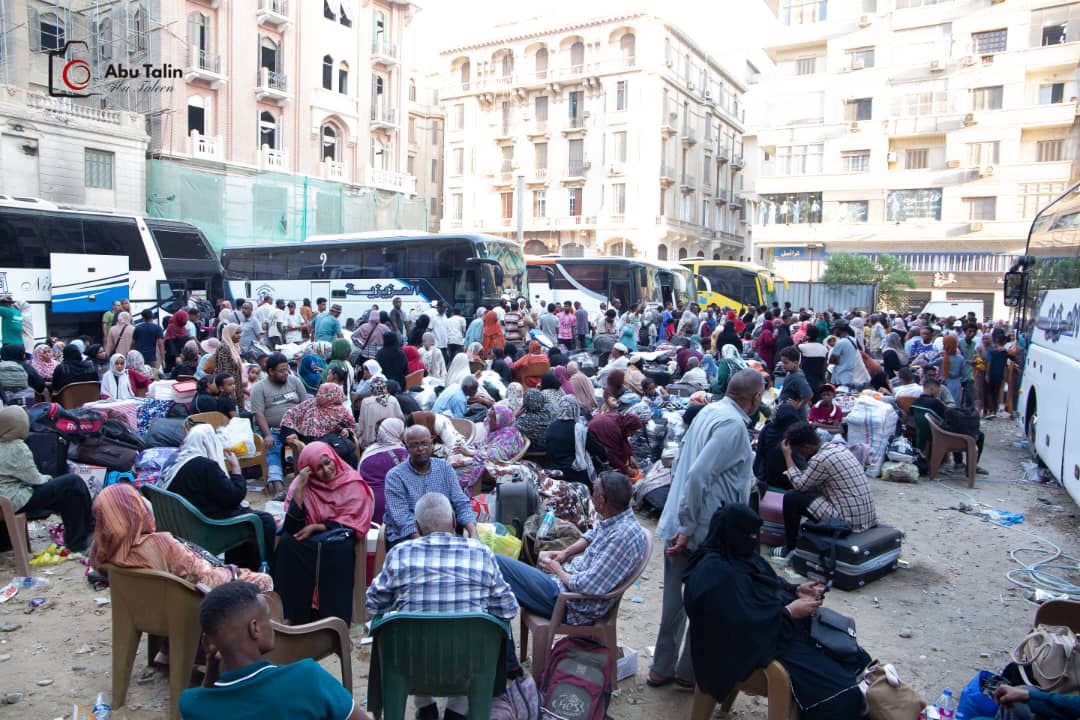 أكبر رحلة برية لإعادة السودانيين من مصر.. 30 حافلة تقل 870 شخصاً إلى السودان