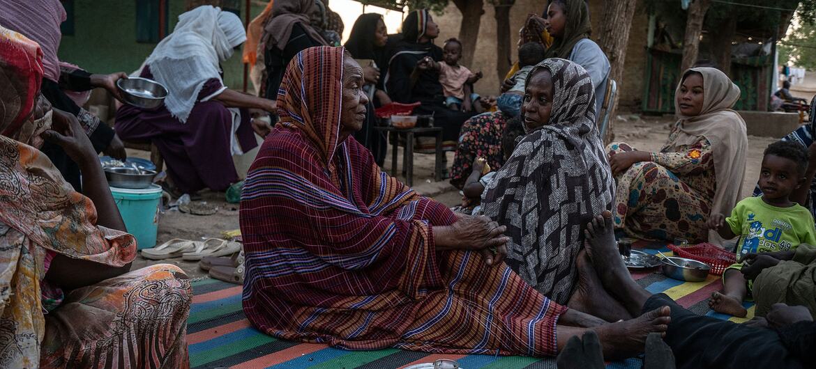 نزوح 200 ألف شخص في السودان مع اشتداد القتال والفيضانات المدمرة