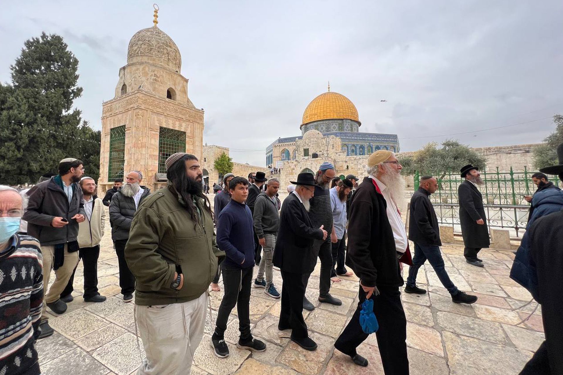 القدس مباشر.. اقتحامات جماعية للمستوطنين وقرابين وغناء وصلوات يهودية في الأقصى