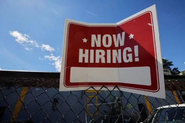 الاقتصاد الأميركي يفقد وظائف في فبراير... والبطالة تقفز لـ4.4 