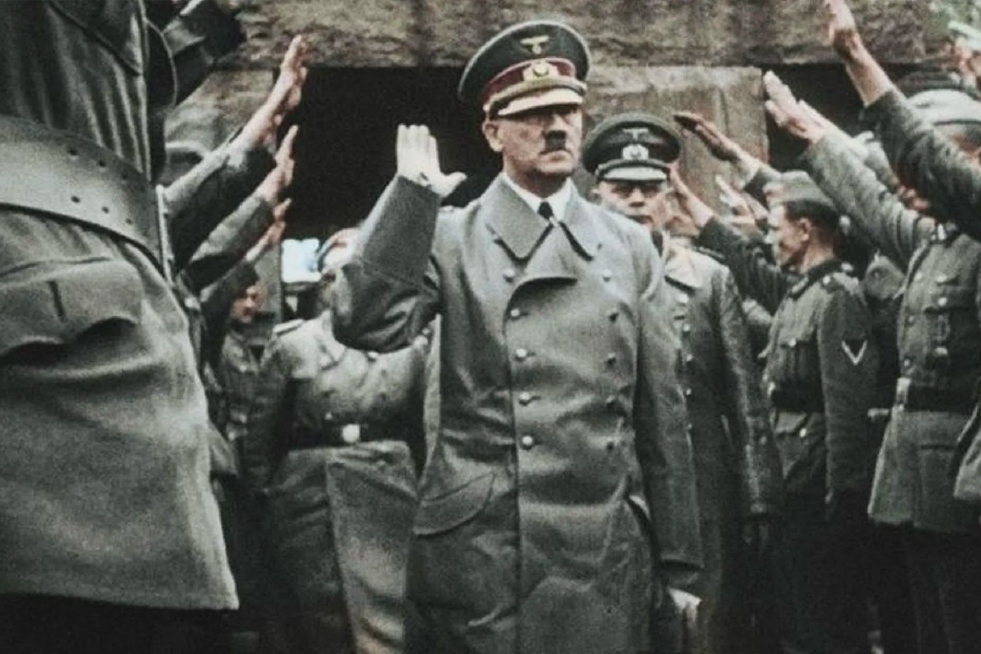 هتلر كان مجرما كسولا ينام حتى الظهر.. كتاب جديد يتحدى الروايات التقليدية عن صعود النازية