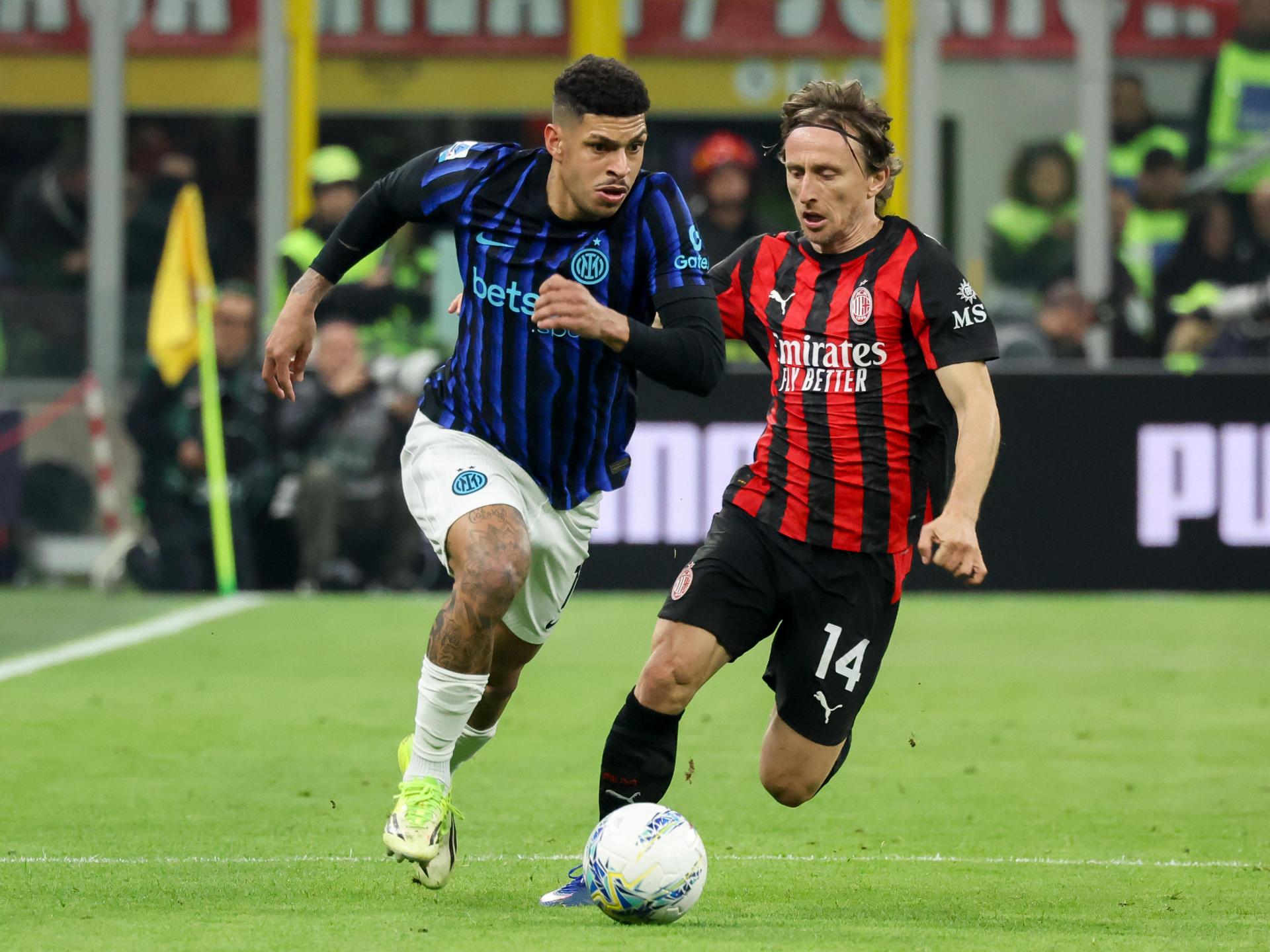 شاهد.. ميلان يهزم إنتر ليحافظ على آماله في الفوز بلقب الدوري الإيطالي