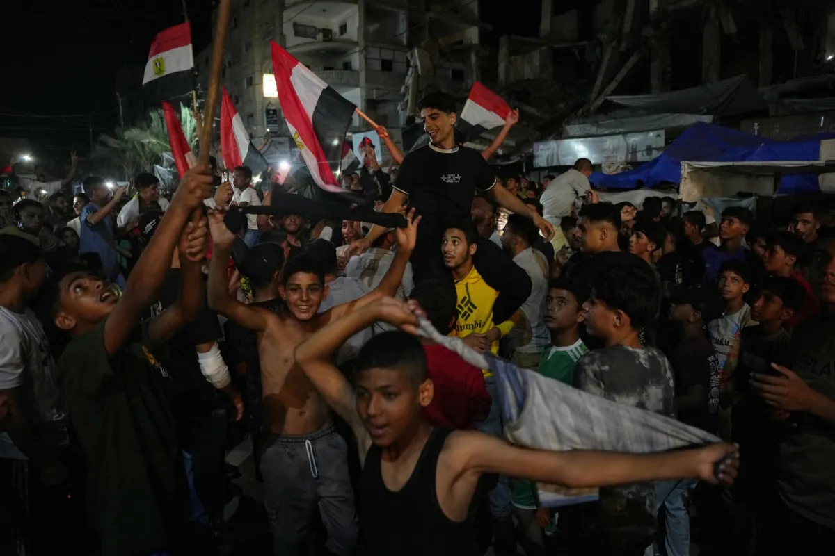 تأهل المنتخب المصري يمنح أهل غزة لحظة فرح وسط الحرب صور