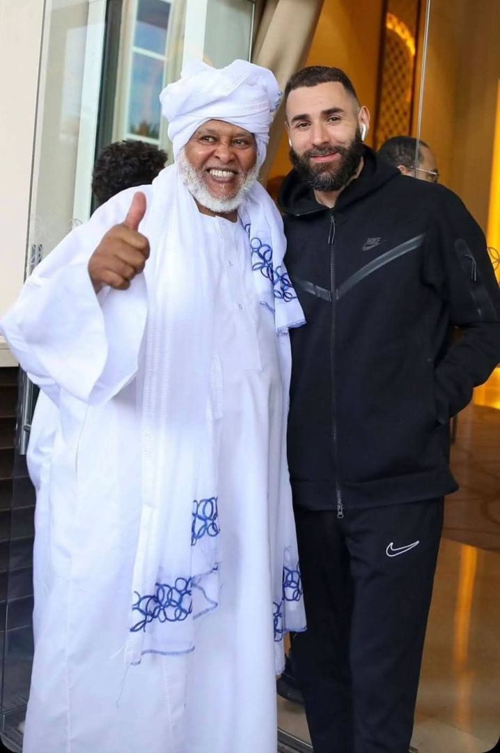 شاهد بالفيديو.. بعد الفوز بكأس الملك.. العم كمال السوداني يحتفل مع لاعب الإتحاد السعودي بالرقص على الطريقة السودانية داخل أرضية الملعب020 شاهد بالفيديو.. بعد الفوز بكأس الملك.. العم كمال السوداني يحتفل مع لاعب الإتحاد السعودي بالرقص على الطريقة السودانية داخل أرضية الملعب