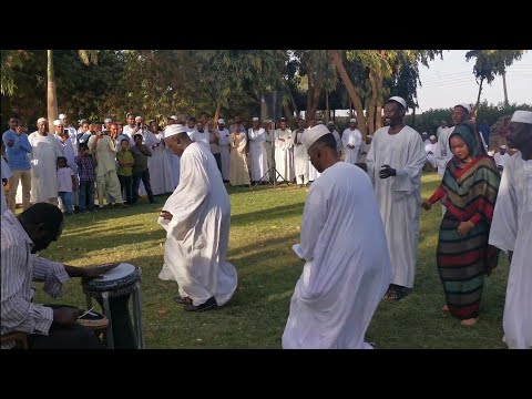 شاهد بالفيديو.. سوداني من عشاق الطمبور يفقد السيطرة على نفسه ويرقص بشكل هستيري على طريقة لاعبي الجمباز خلال حفل حاشد بالشمالية020 شاهد بالفيديو.. سوداني من عشاق الطمبور يفقد السيطرة على نفسه ويرقص بشكل هستيري على طريقة لاعبي الجمباز خلال حفل حاشد بالشمالية