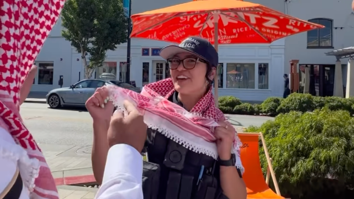 لا تبلشوا فينا.. مشجعون أردنيون يهدون الشماغ لشرطية أمريكية فيديو