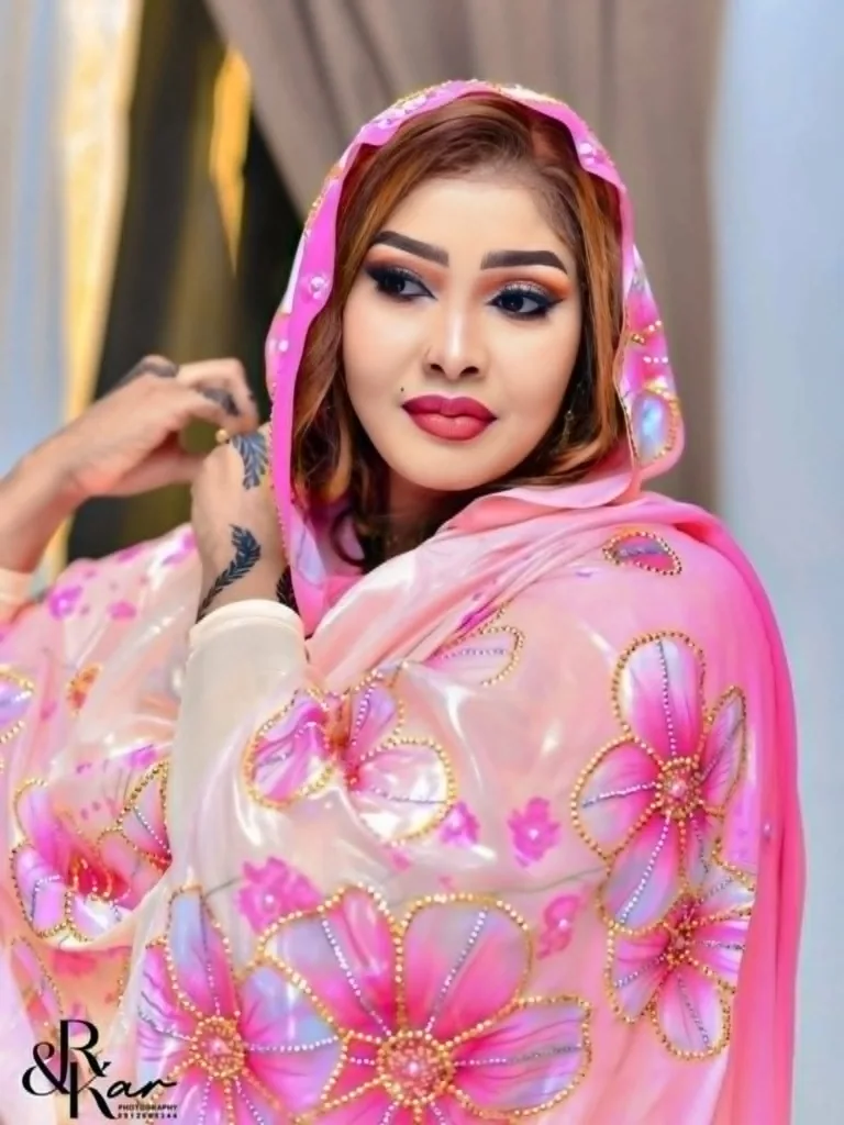 صور.. مطربة سودانية صور.. مطربة سودانية صاعدة تخطف الأضواء بجمالها الملفت