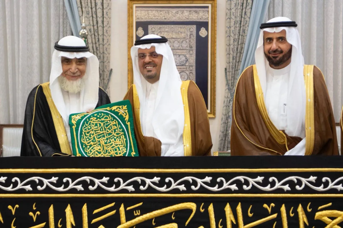 نائب أمير مكة المكرمة يسلم السدنة كسوة الكعبة020 نائب أمير مكة المكرمة يسلم السدنة كسوة الكعبة