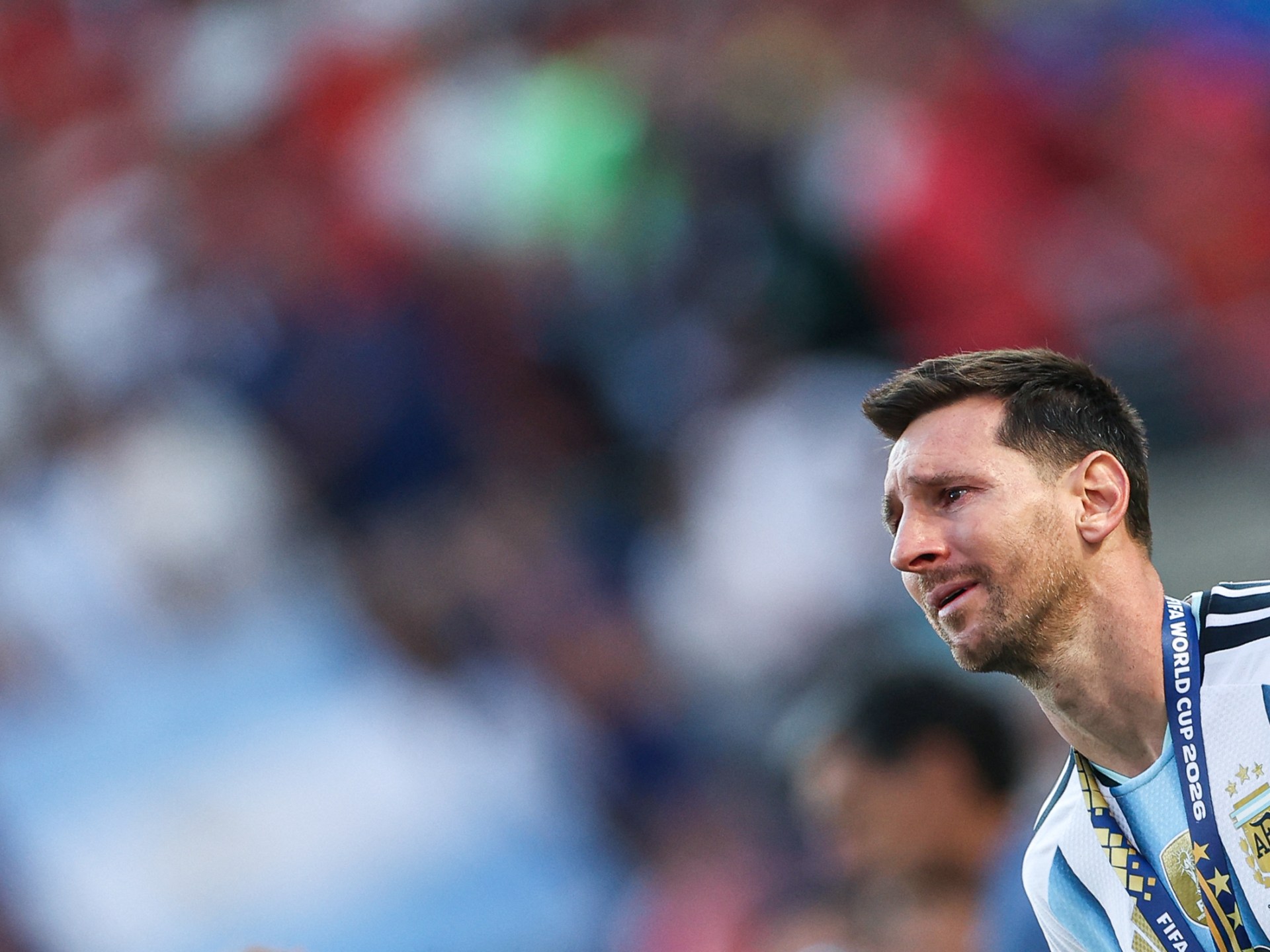 بالفيديو.. ميسي يبكي عقب خسارة كأس العالم وجمال يواسيه في الملعب