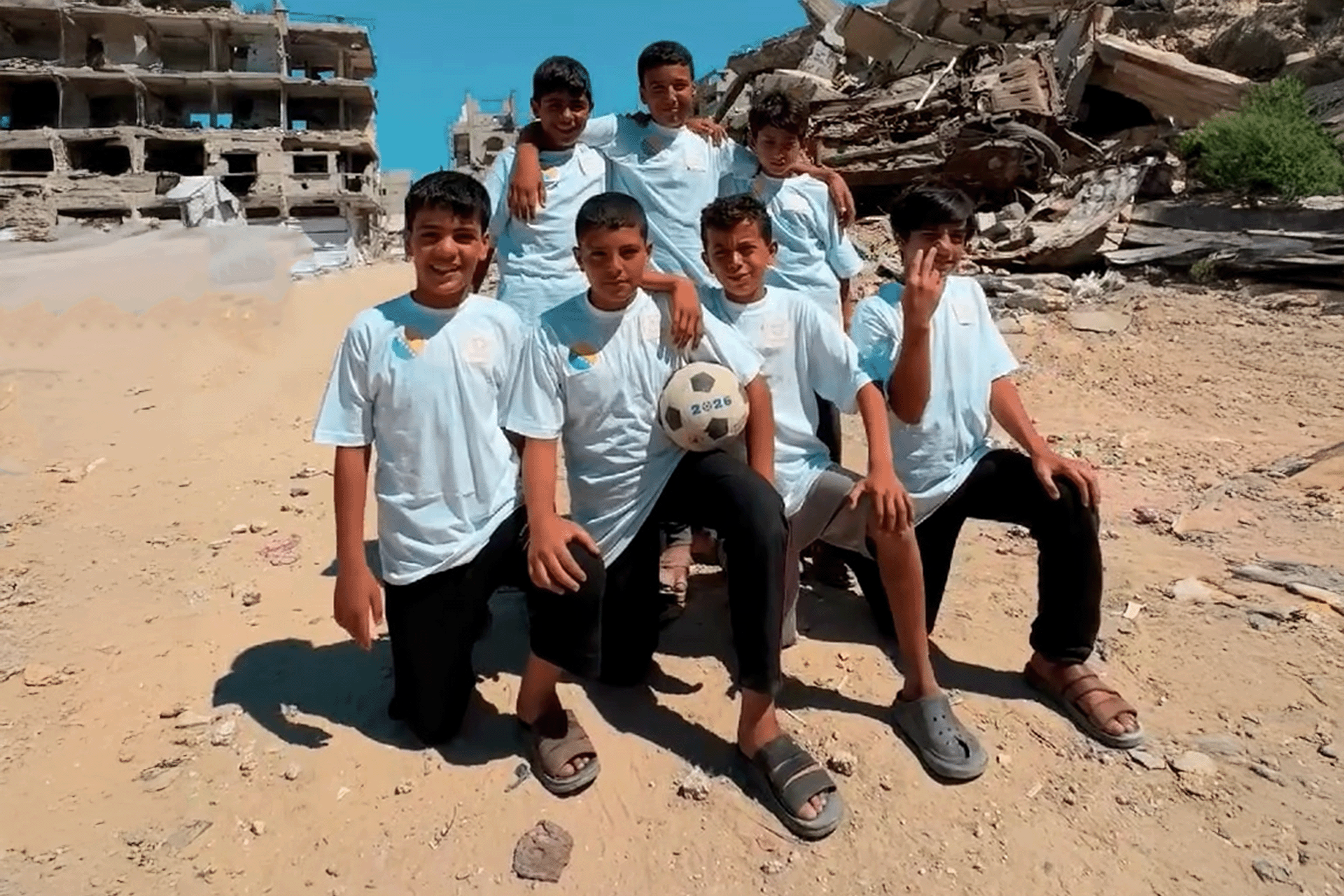 من وسط الركام.. أطفال غزة يوجهون رسالة دعم لمنتخب البوسنة