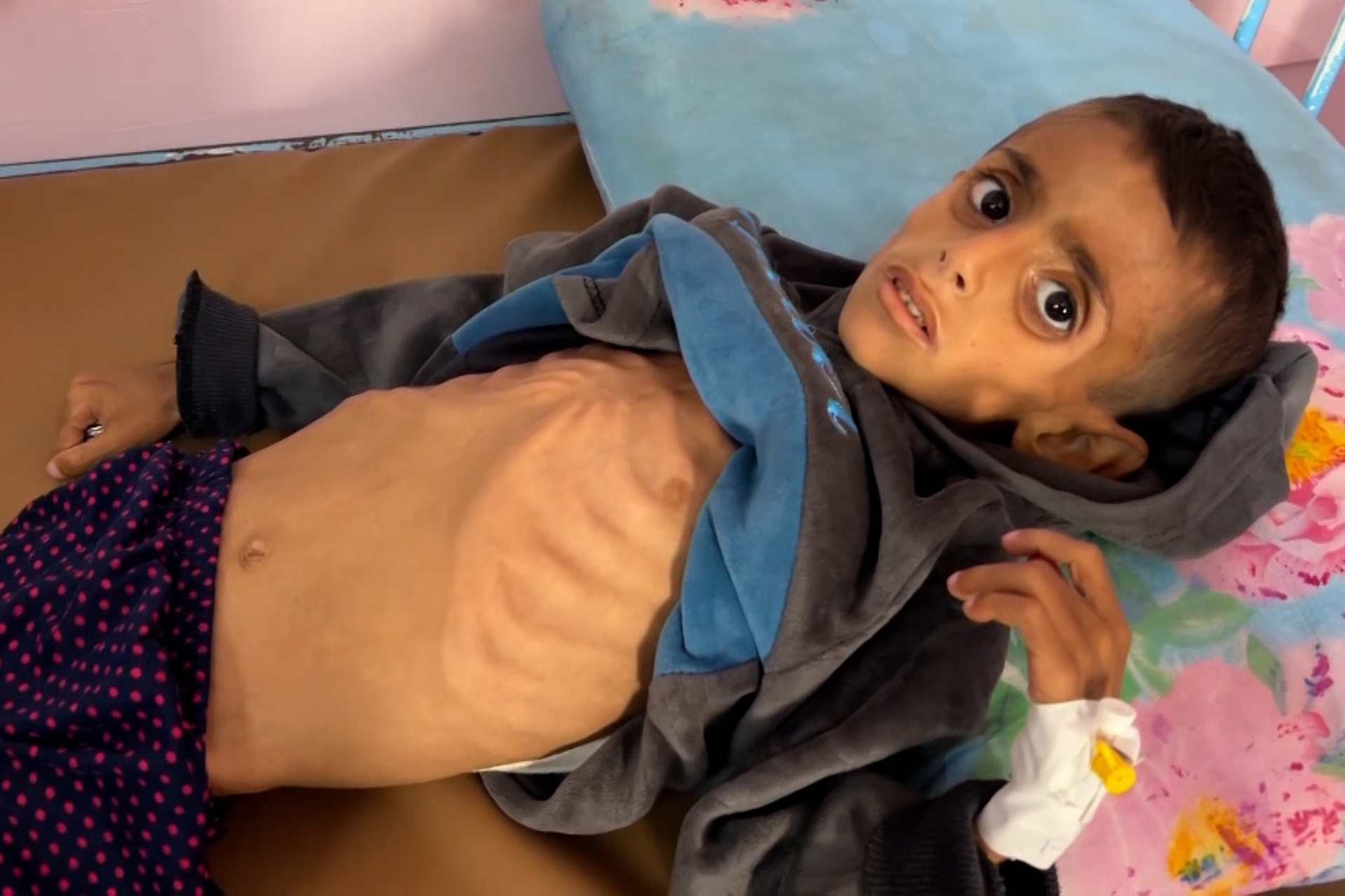 غزة تموت جوعا وسم يتصدر منصات التواصل