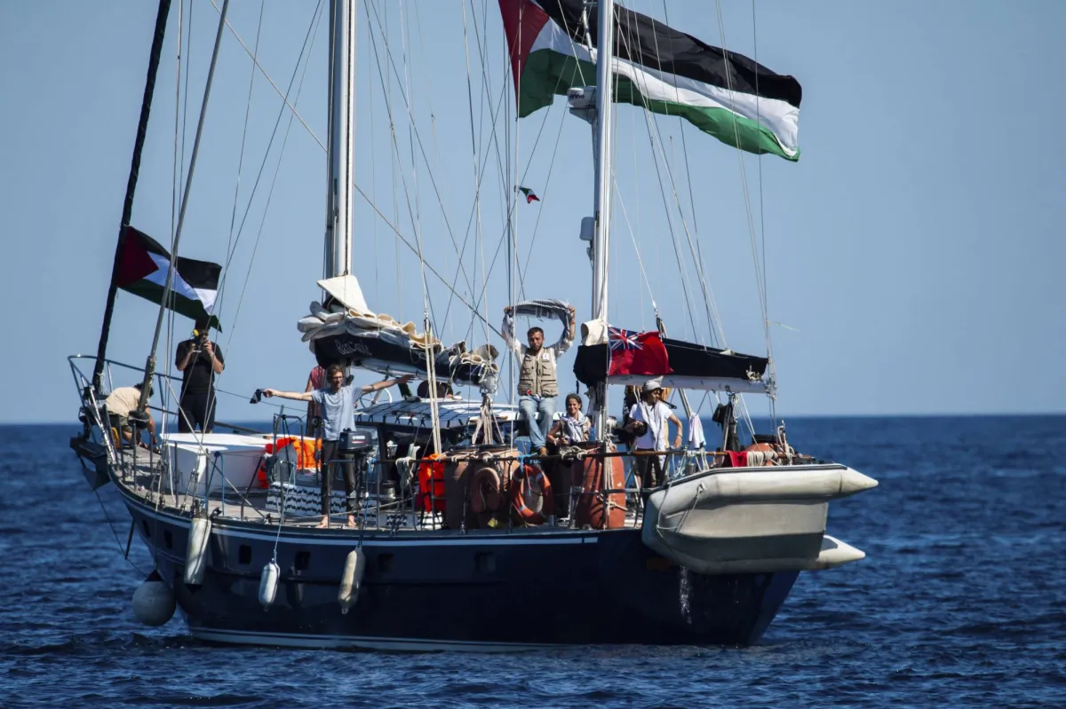 سفينة أسطول الحرية المتوجهة نحو غزة تنقذ مهاجرين سودانيين في البحر020 سفينة أسطول الحرية المتوجهة نحو غزة تنقذ مهاجرين سودانيين في البحر