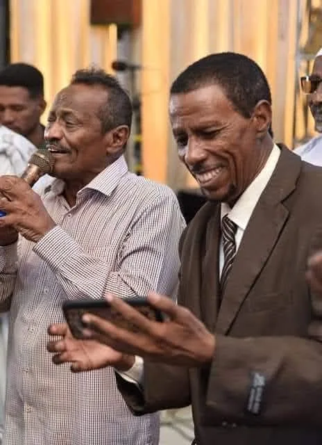 شاهد بالفيديو.. في آخر ظهور له.. الفنان الراحل مجذوب أونسة يذرف الدموع ويناشد الحاضرين: ما تقلبوا علينا المواجع