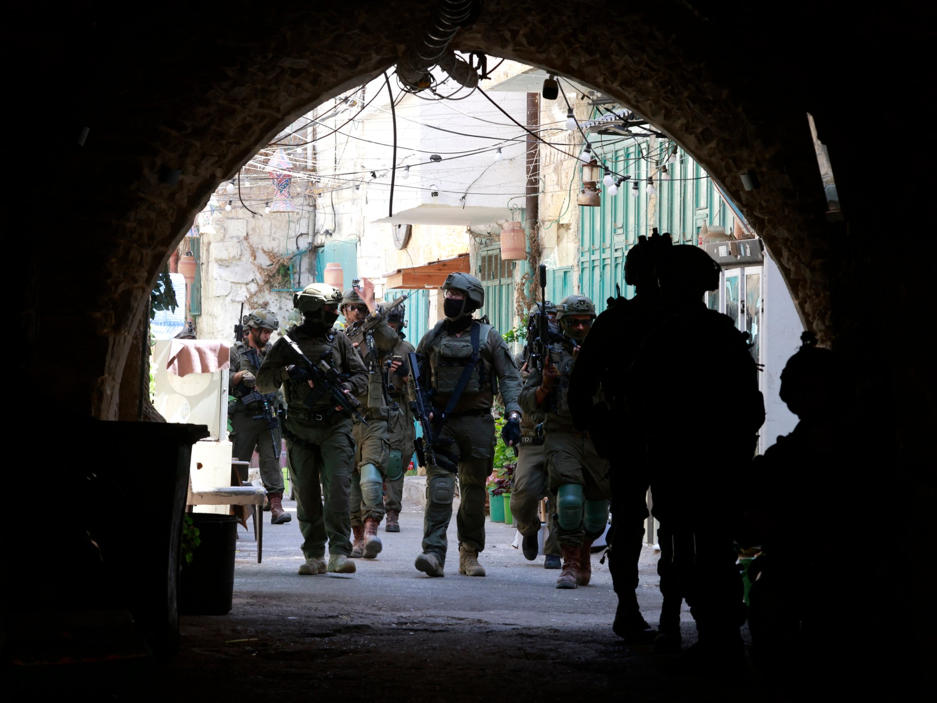 إصابات بين الفلسطينيين بهجمات للمستوطنين وجيش الاحتلال بالخليل