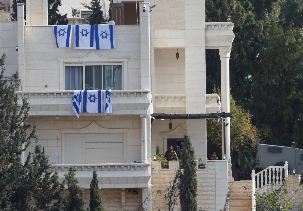عملية إسرائيلية واسعة في الخليل... احتلال مبان وتهجير فلسطينيين