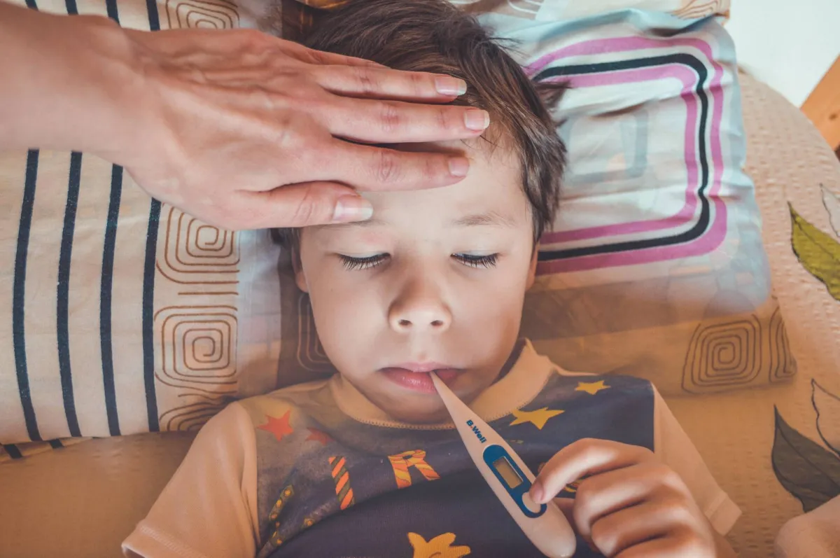 كيف تتعامل مع حمى طفلك في المنزل ومتى تذهب للطبيب فورا
