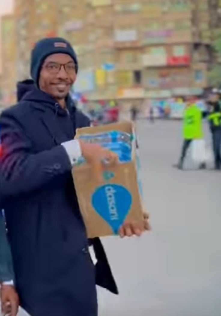 شاهد بالصورة والفيديو.. شباب سودانيون يعكسون صورة مشرفة بمصر بتوزيعهم إفطارات على المارة وأصحاب السيارات وقت الأذان020 شاهد بالصورة والفيديو.. شباب سودانيون يعكسون صورة مشرفة بمصر بتوزيعهم إفطارات على المارة وأصحاب السيارات وقت الأذان