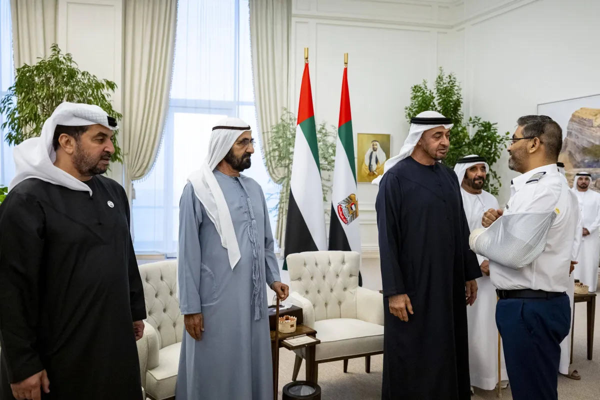 رئيس الإمارات يكرم طاقم فلاي دبي بوسام زايد الثاني