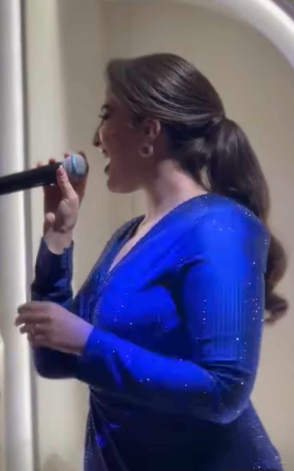 شاهد بالفيديو.. فنانة خليجية حسناء تشعل حفل غنائي على طريقة المطربات السودانيات وساخرون: القونات نقلن ثقافة الهجيج للعالمية020 شاهد بالفيديو.. فنانة خليجية حسناء تشعل حفل غنائي على طريقة المطربات السودانيات وساخرون: القونات نقلن ثقافة الهجيج للعالمية