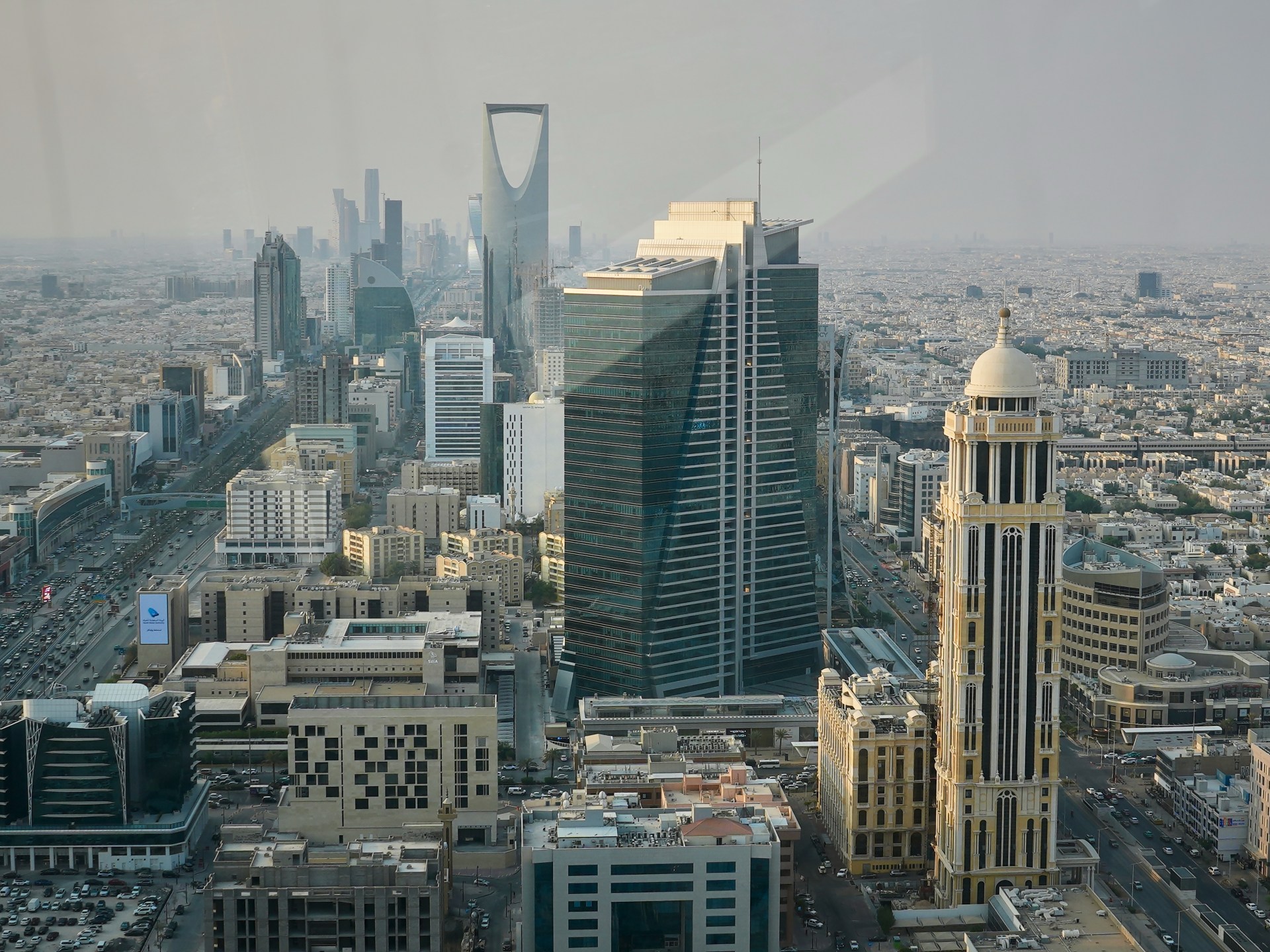 السعودية تعترض صاروخا حوثيا باتجاه الرياض واشتباكات عنيفة في تعز