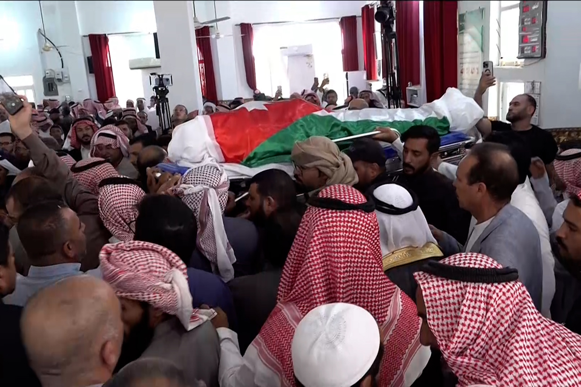 حشود تشيع ماهر الجازي في معان الأردنية020 حشود تشيع ماهر الجازي في معان الأردنية