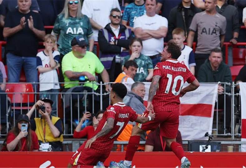 ليفربول يتوج بلقب الدوري الإنجليزي بعد خماسية رائعة أمام توتنهام