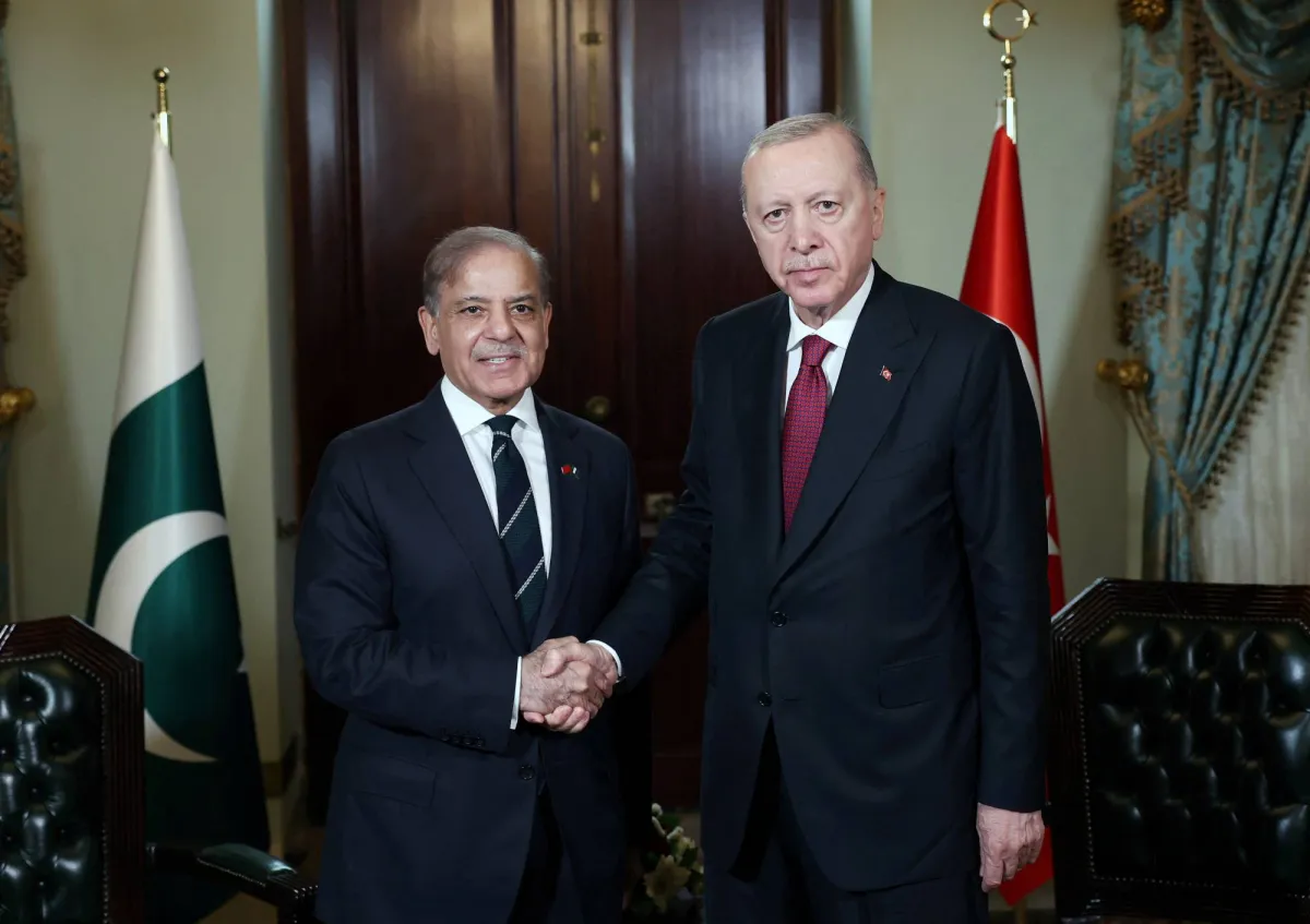 إردوغان يلتقي برئيس وزراء باكستان شهباز شريف في إسطنبول020 إردوغان يلتقي برئيس وزراء باكستان شهباز شريف في إسطنبول