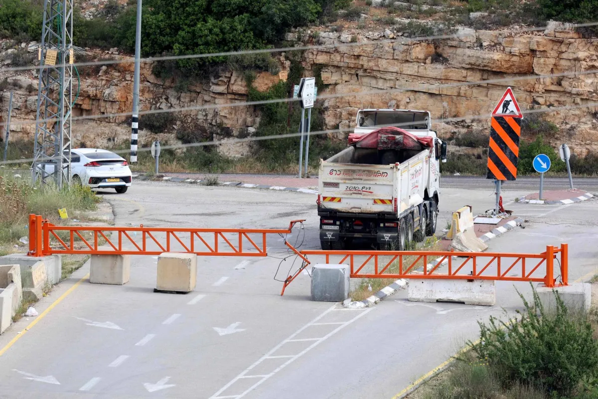 إسرائيل تقطع أوصال الضفة... والفلسطينيون عالقون بين حاجزين وبوابة020 إسرائيل تقطع أوصال الضفة... والفلسطينيون عالقون بين حاجزين وبوابة