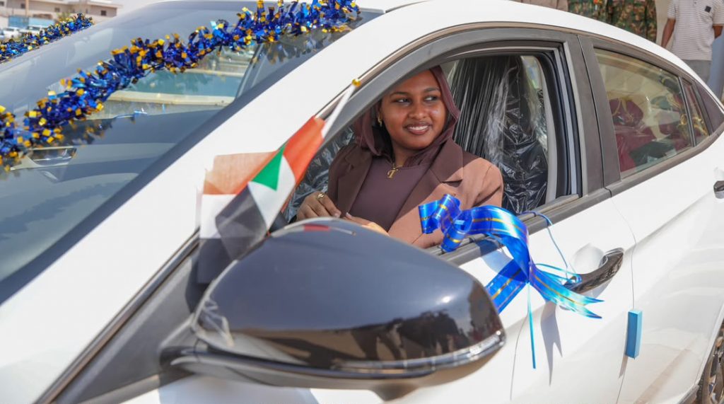 حصلت على المركز الأول في الشهادة السودانية.. البرهان يمنح الطالبة تقى النور وسام التفوق وسيارة