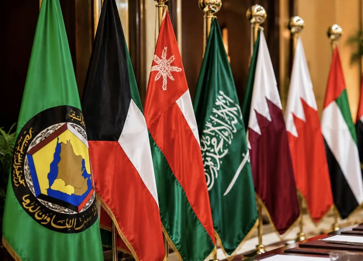 الخليج يواجه أثر تثبيت الفائدة الأميركية بدعم النفط وقوة المالية العامة