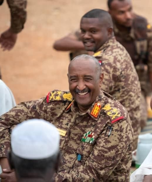 شاهد بالفيديو.. رئيس مجلس السيادة السوداني يواصل كسر البروتوكول ويفاجئ شباب بمدينة بورتسودان بمشاركتهم الإفطار في الشارع العام وسط دهشتهم وإعجاب جمهور مواقع التواصل020 شاهد بالفيديو.. رئيس مجلس السيادة السوداني يواصل كسر البروتوكول ويفاجئ شباب بمدينة بورتسودان بمشاركتهم الإفطار في الشارع العام وسط دهشتهم وإعجاب جمهور مواقع التواصل