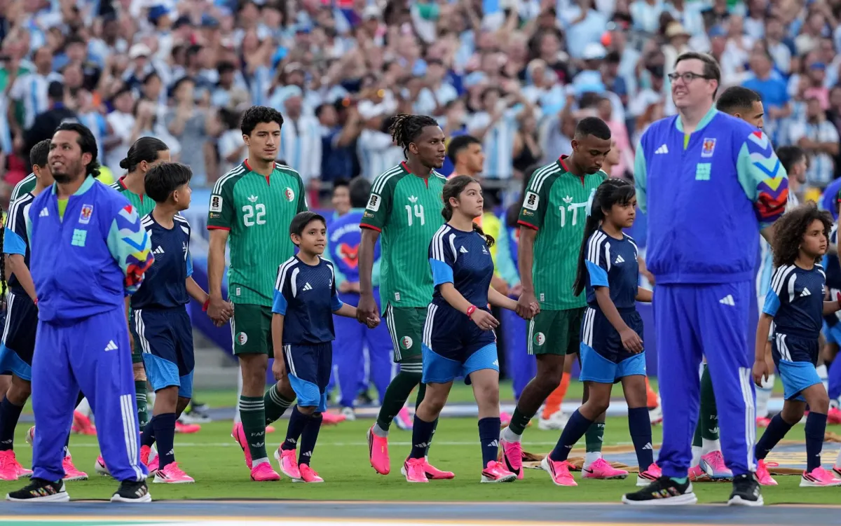 مونديال 2026: نجوم الجزائر يلعبون كرة القدم مع شباب بلدة صغيرة في كانساس