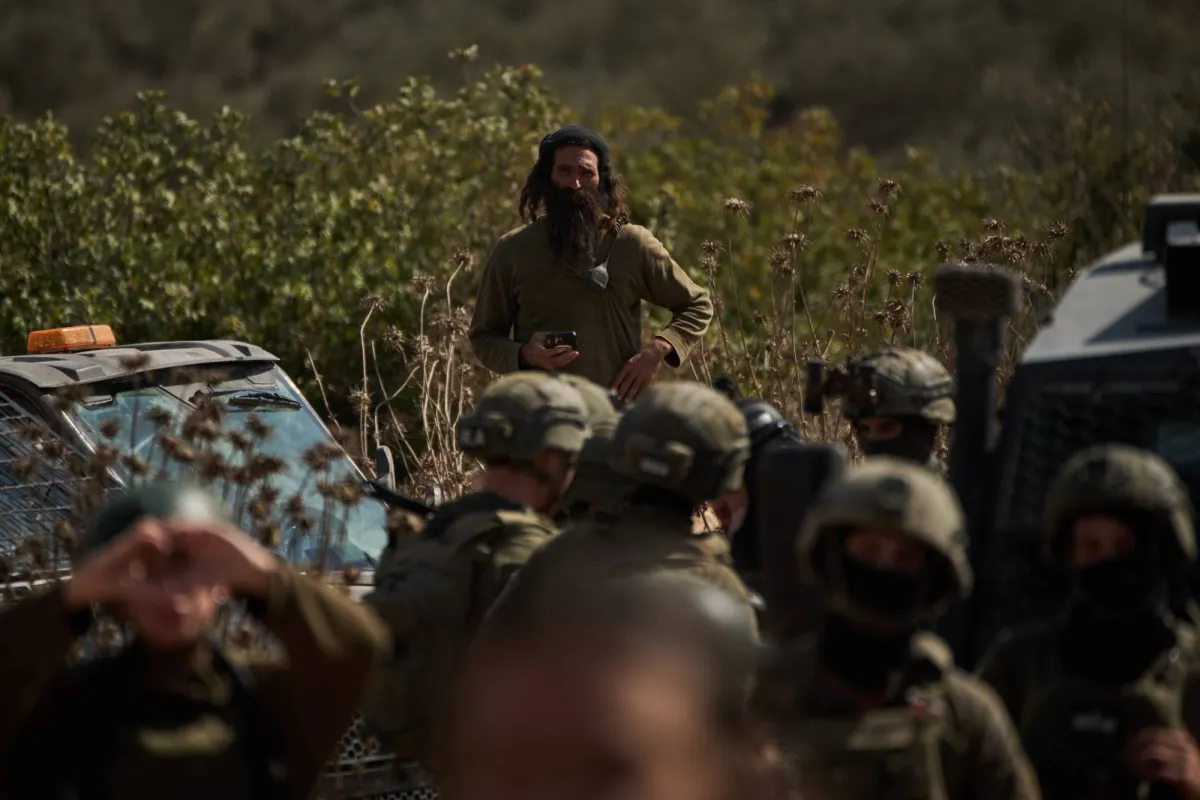 مستوطنون إسرائيليون يسرقون زيتون الفلسطينيين مع تصاعد الهجمات خلال موسم الحصاد