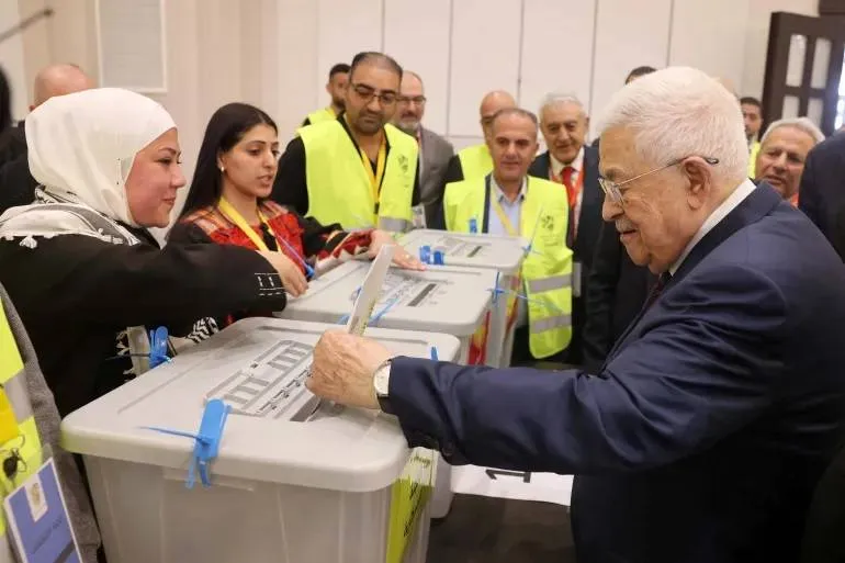 عباس يمهد لانتخابات فلسطينية وحماس تنتقد الاستفراد بالسلطة