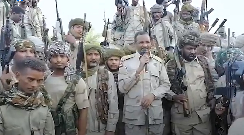 شاهد.. فيديو نادر لقائد الدعم السريع حميدتي يظهر من خلاله وهو يقود المعارك بنفسه في الأيام الأولى للحرب ويستعد لدخول القصر لإذاعة بيان إستلامه السلطة020 شاهد.. فيديو نادر لقائد الدعم السريع حميدتي يظهر من خلاله وهو يقود المعارك بنفسه في الأيام الأولى للحرب ويستعد لدخول القصر لإذاعة بيان إستلامه السلطة
