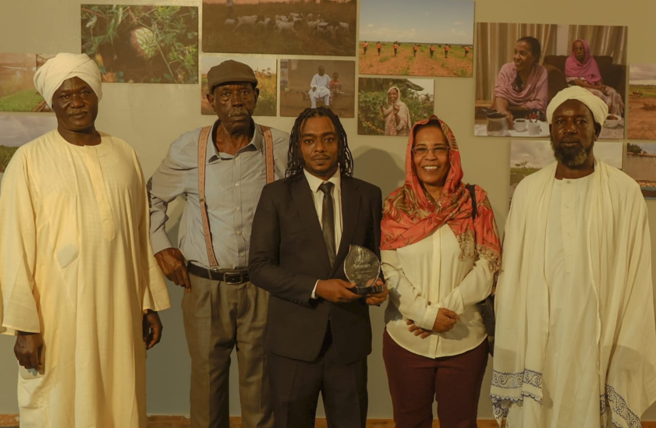وضاح عمر يحصد المركز الأول في جائزة شرق أفريقيا للتصوير الفوتوغرافي عن مشروع «نسج الأرض»