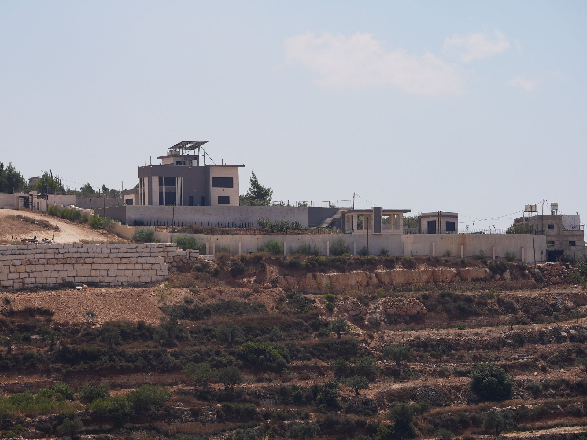 الاحتلال يقتحم بلدة قصرة ويجبر عائلات فلسطينية على إخلاء منازلها
