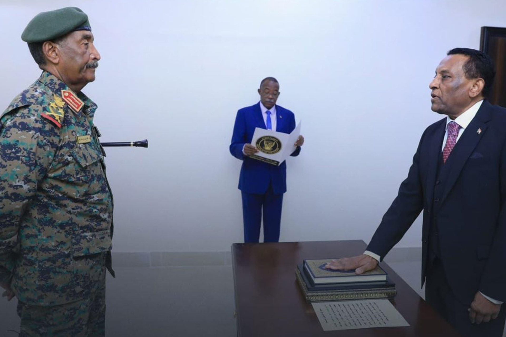 كامل إدريس يؤدي اليمين رئيسا لوزراء السودان020 كامل إدريس يؤدي اليمين رئيسا لوزراء السودان