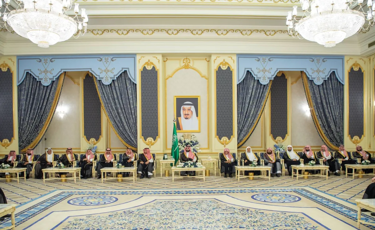 ولي العهد السعودي يستقبل الأمراء والعلماء وجمعا من المواطنين