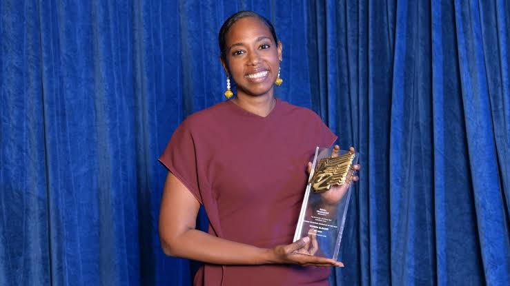 سودانية بريطانية تتوج بلقب أفضل صحفية بحفل الجمعية الملكية للتلفزيون