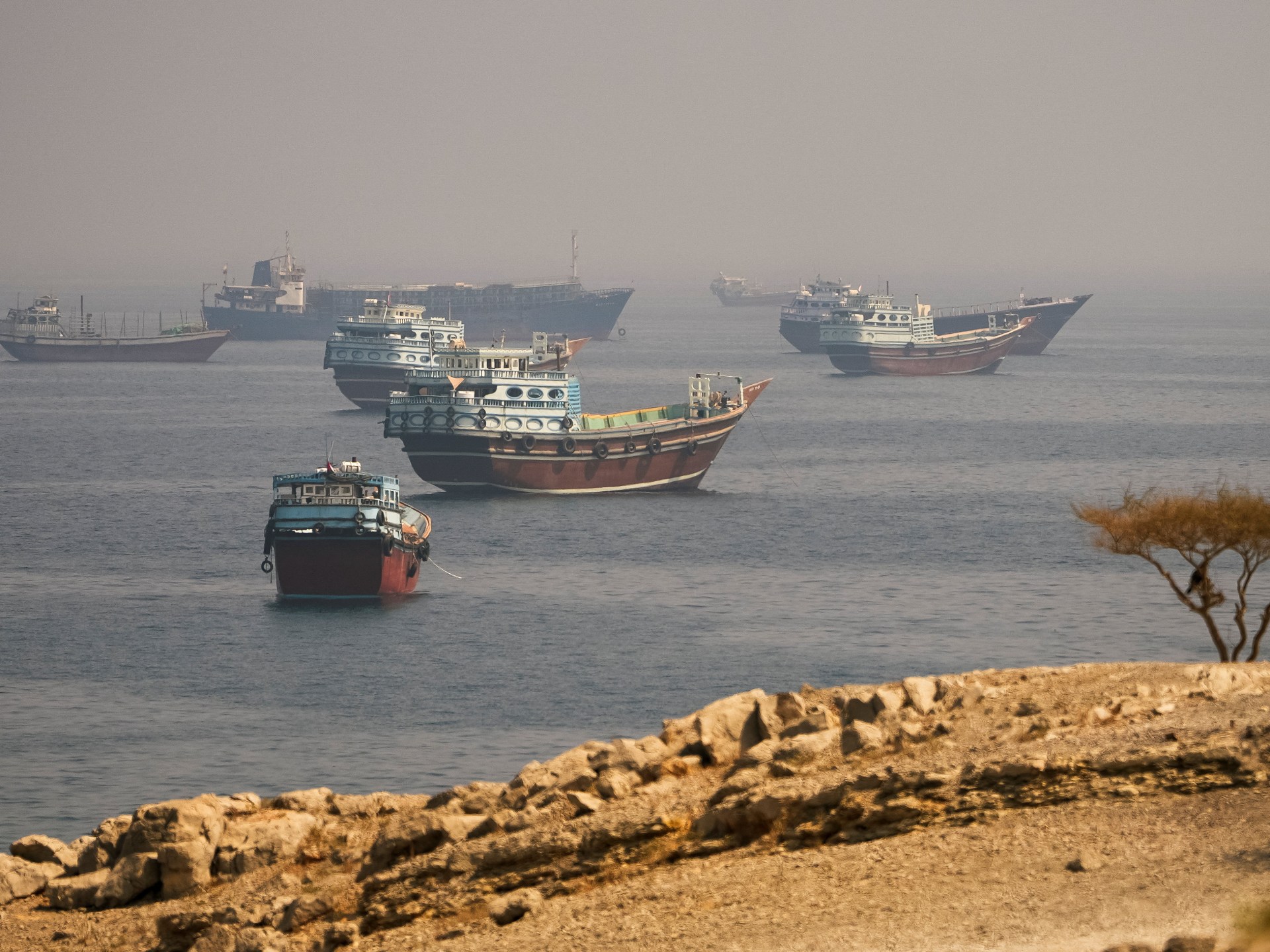 هيئة بحرية: مقذوفات تصيب ناقلة نفط خارج مضيق هرمز